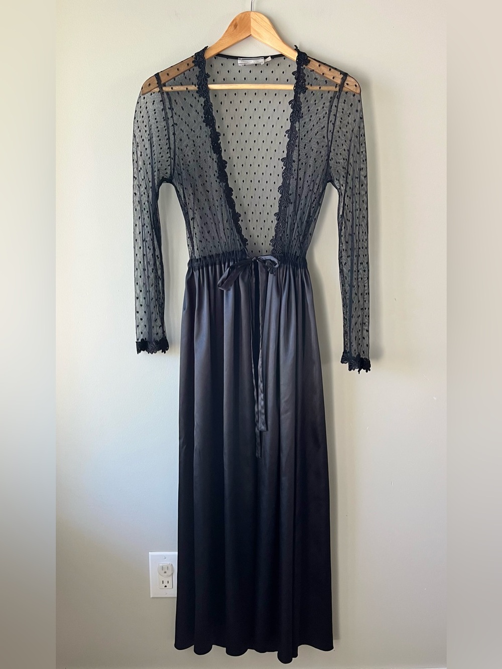 Flora Nikrooz Black Sheer Lace Bodice Embroidered Trim Long Robe Size Small